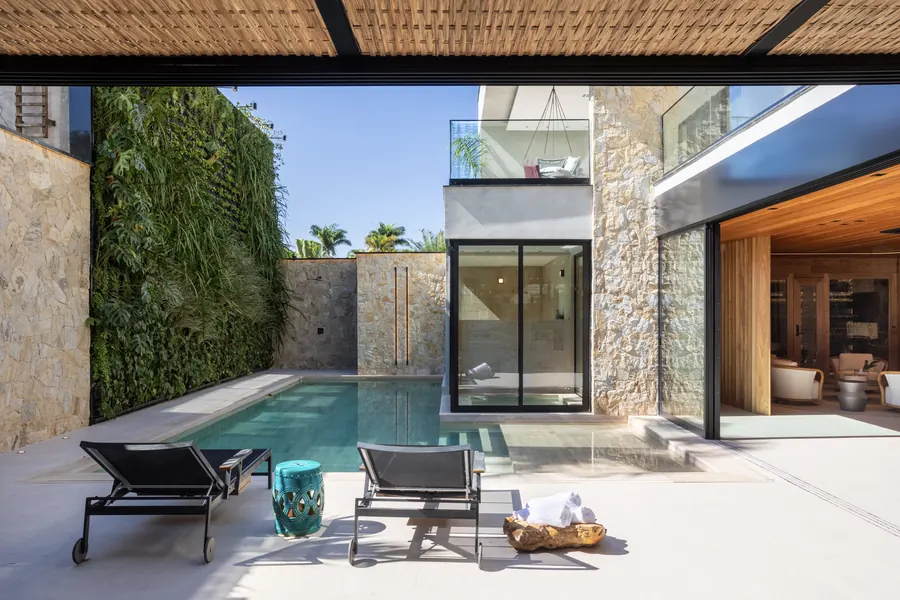 Piscina com jardim vertical, vista a partir da área gourmet