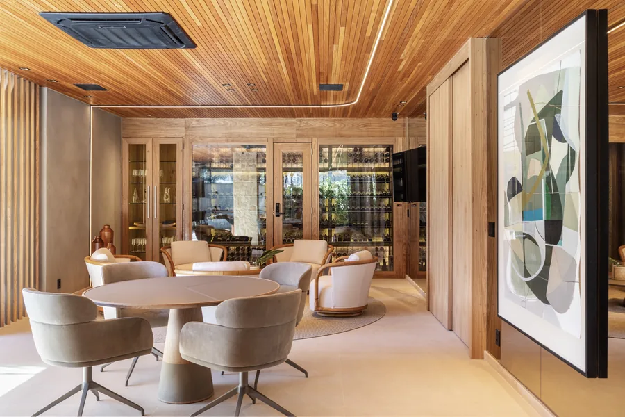 Sala de jantar com forro em madeira, adega envidraçada e portas em madeira