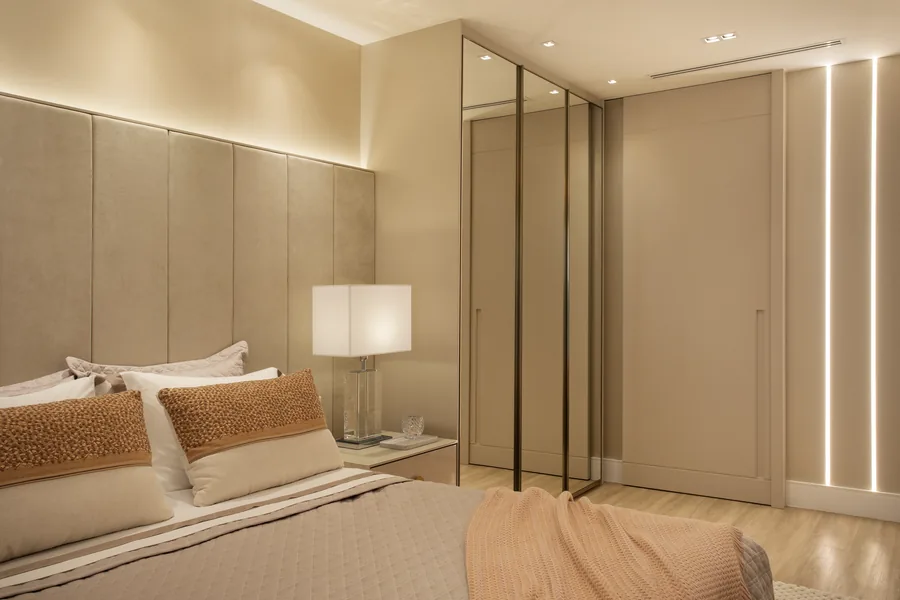 Suíte com armários em laca, portas espelhadas e perfis de LED