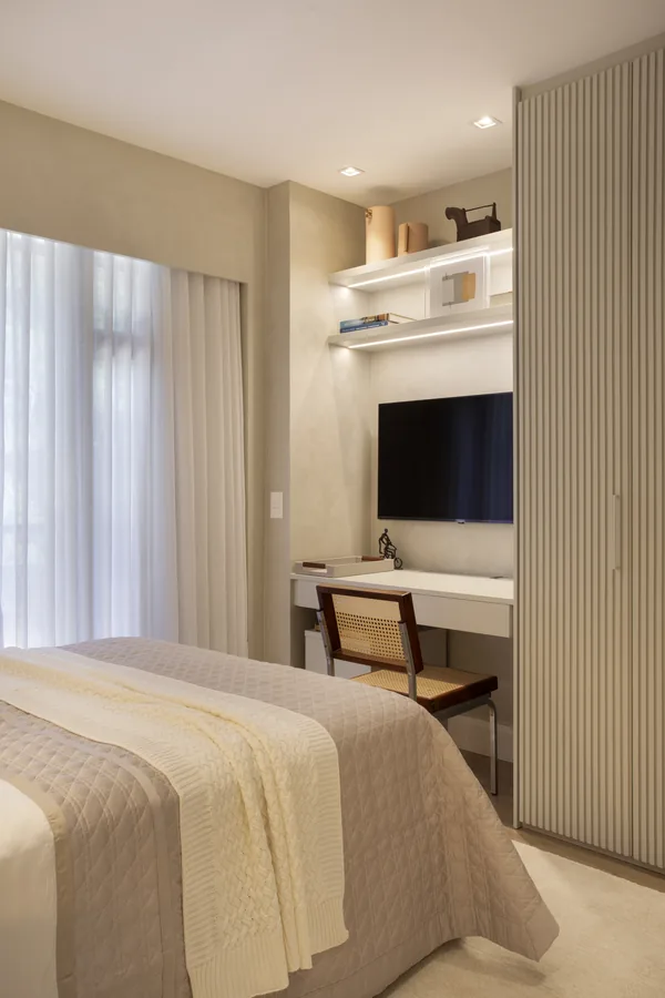 Quarto com bancada de estudo, nicho para TV e painel ripado