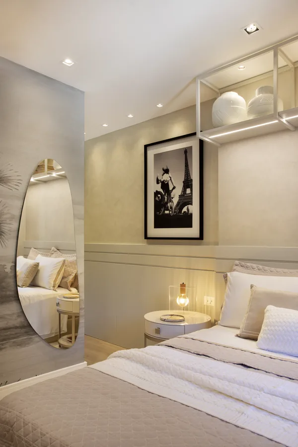 Quarto de hóspedes com prateleira suspensa e nicho iluminado