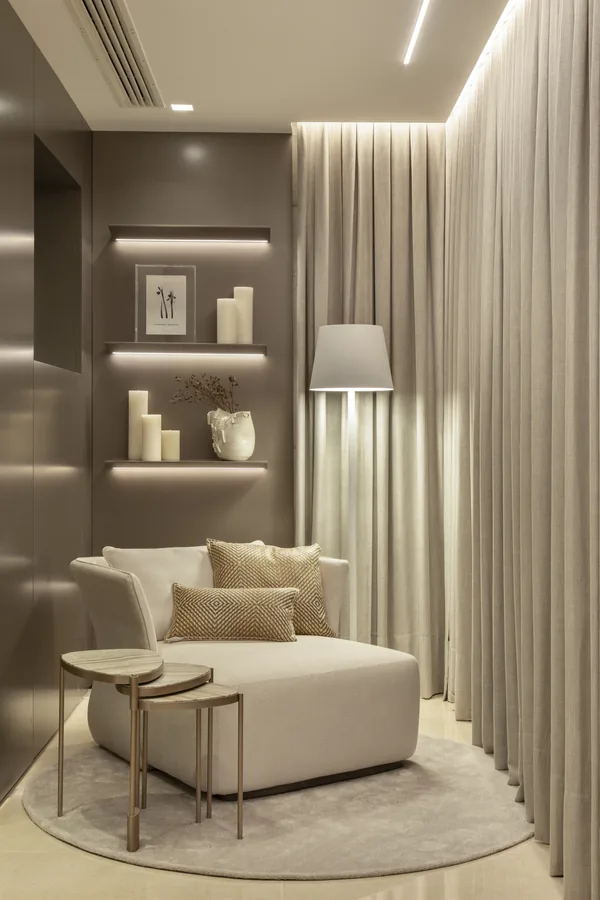 Canto de leitura com chaise, nichos iluminados e cortinas