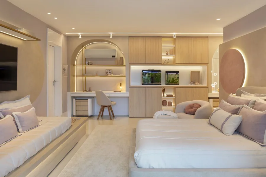 Quarto amplo com sofá embutido, cama de casal e home office em nicho de arco