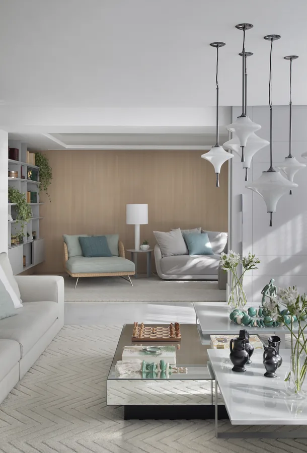 Sala com painel em madeira ao fundo e mesa de centro espelhada