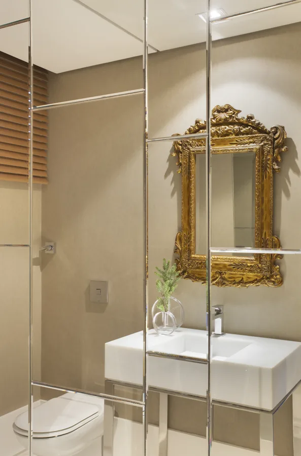 Lavabo com espelho de moldura dourada e cuba branca