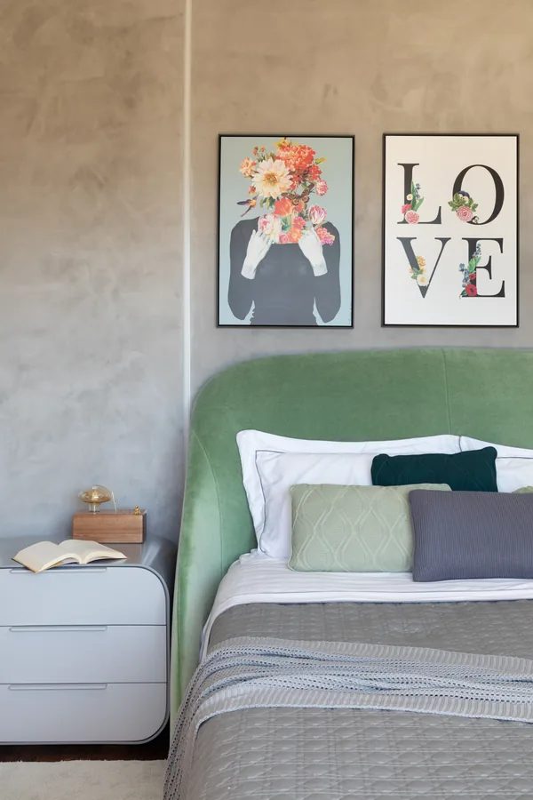 Quarto com cabeceira estofada verde e mesa de cabeceira branca