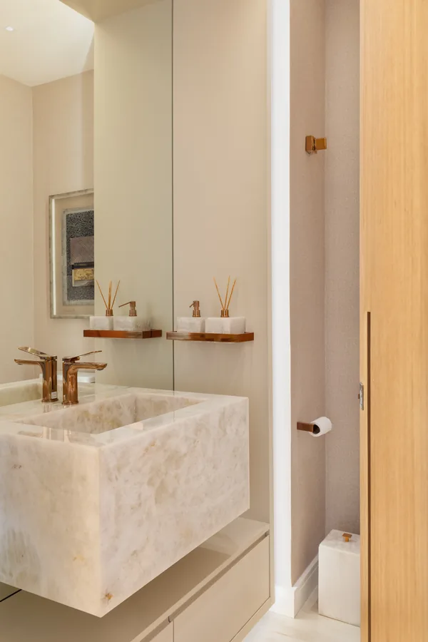 Lavabo com cuba em ônix e porta em madeira